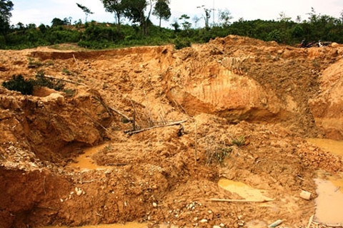 7. Sập hầm vàng ở Quảng Nam, 3 người thiệt mạng Khoảng 16h ngày 25/9/2014, nhóm phu vàng gồm 4 người khi đang dùng “vòi rồng” áp lực phun nước vào vách núi để lấy đất đá đãi vàng tại khu vực đập chứa nước An Điềm 2, thôn Phú Bảo, xã Ba, huyện Đông Giang, Quảng Nam, thì bất ngờ một vách núi đổ sập xuống, toàn bộ máy móc cùng 4 phu vàng bị vùi lấp. Đến chiều cùng ngày thì 2 trong số 4 nạn nhân đã đã cứu thoát. Trong đó có ông Nguyễn Văn Th. (26 tuổi, trú tại H.Hòa Vang, TP.Đà Nẵng) bị thương nặng. Sáng ngày 26/9, lực lượng tìm kiếm đã đưa thi thể 2 phu vàng còn lại ra khỏi hầm vàng khai thác trái phép này.