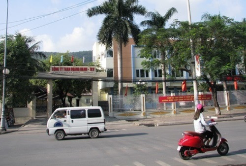 2. Hai công nhân chôn vùi dưới hầm lò bị sập Khoảng 20h30 ngày 29/10, khi đang khai thác than tại mức âm 175 đến trừ 140 vỉa 13.1 của Công ty than Quang Hanh nằm trên thôn Khe Sín, xã Dương Huy, hai công nhân bị vùi lấp bởi hầm lò sập. Sau 20 phút, cứu hộ đã tiếp cận được vị trí mắc kẹt nhưng cả hai đã chết. Danh tính 2 công nhân được xác định là hai công nhân Lê Thanh Hải (29 tuổi, quê Hà Tĩnh), Vũ Văn Khá (29 tuổi, quê Thái Bình).