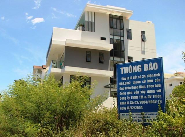 Chưa hết, mặc dù Ocean View không được phân lô, bán nền mà phải xây dựng hạ tầng hoàn chỉnh, xây nhà trên đất, khi nào Sở Xây dựng công nhận đủ điều kiện theo quy định thì mới được kinh doanh, song, Công ty Thiên Nhân II đã bỏ qua các quy định, bán đất bằng hình thức làm “hợp đồng góp vốn xây dựng nhà ở” với người mua. Dù đã nhận đủ tiền của khách nhiều năm nay nhưng doanh nghiệp này không làm thủ tục giải chấp. Ảnh: Reatime.vn.
