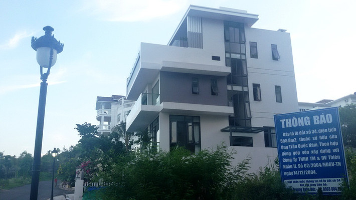 Thậm chí, Thiên Nhân II còn bán một lô đất cho nhiều người hoặc đất đang thế chấp cũng đem bán. Trong khi đó, chủ đầu tư không liên hệ Sở Xây dựng để làm các thủ tục kiểm tra, cho phép bán nhà ở. Ảnh: P.S.N/Tuổi trẻ.