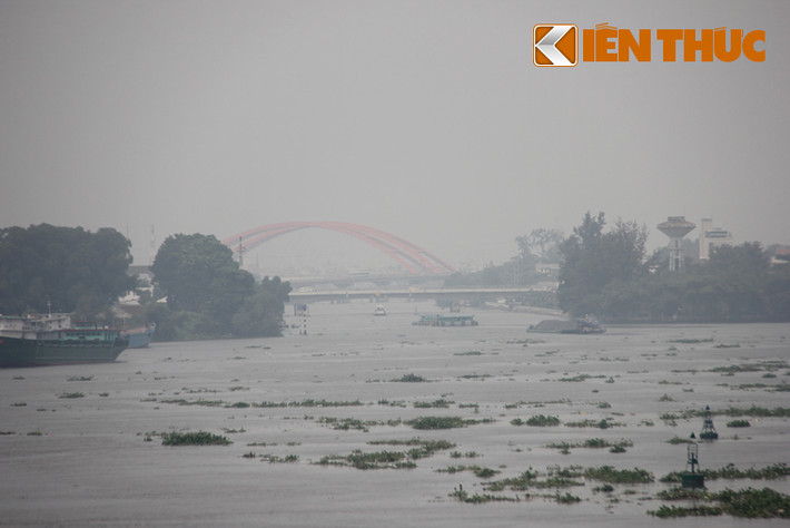 Những toà nhà cao tầng, các dòng sông, kênh rạch chìm trong lớp sương mờ ảo. Nhiều người lưu thông trên đại lộ Phạm Văn Đồng có cảm giác như cây cầu vòm Bình Lợi bắc ngang con sông Sài Gòn thơ mộng "biến mất" sau lớp sương mờ ảo.