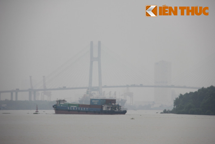 Trên sông, lớp không khí mờ đục, mù mịt bao phủ mặt nước.