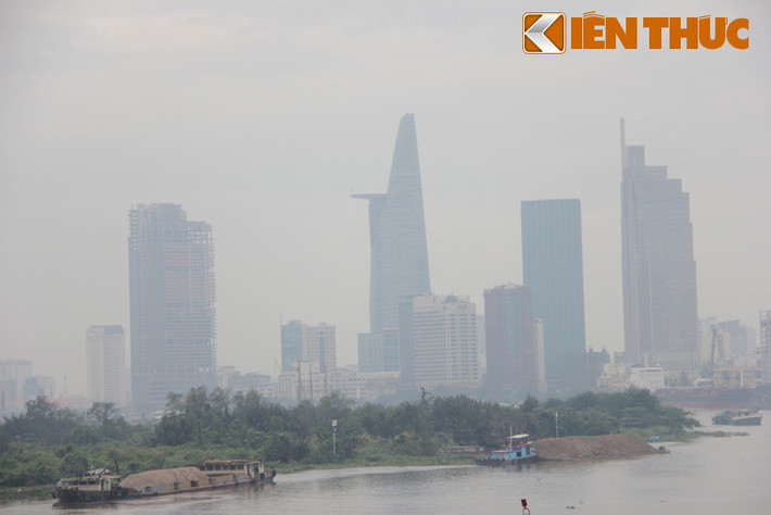 Toà nhà Bitexco nằm giữa trung tâm quận 1, một trong những biểu tượng của Sài Gòn toàn hoàn bị sương mù dày đặc che phủ dù đó là vào thời điểm giữa trưa.