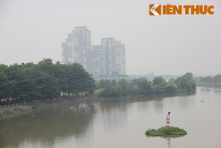Khu toà nhà cao cấp bậc nhất TP HCM "Đảo kim cương" lúc ẩn lúc hiện trong sương mù ven sông Sài Gòn lúc 13h ngày 21/12