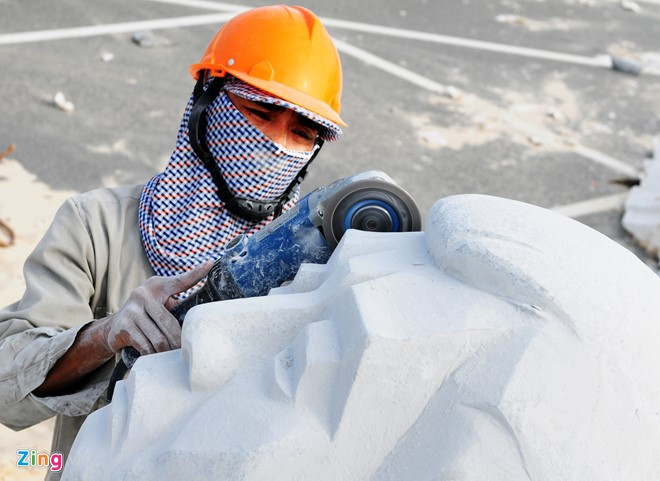 Nhiều thợ chạm khắc đá giàu kinh nghiệm ở các vùng miền cả nước được huy động tạc tượng đài cho khu tưởng niệm.