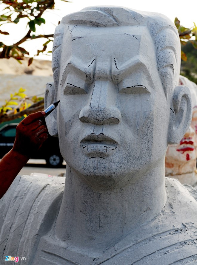 Sau tròn một năm đặt viên đá đầu tiên, đến nay các đơn vị thi công cơ bản hoàn thành đài cọc, mặt bằng khu vực tượng đài. Riêng cụm tượng đài các chiến sĩ Gạc Ma đã hoàn thành 70% công việc.