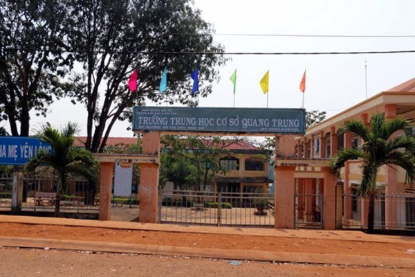 6. Thiếu tá công an vác súng vào trường hành hung học sinh Liên quan đến nghi án ông Trần Vũ Khiêm - thiếu tá công an cầm súng vào trường THCS Quang Trung (thị trấn Chư Ty, Đức Cơ, Gia Lai) hành hung học sinh và bảo vệ trường, ngày 10/3, Đại tá Vũ Văn Lâu - Giám đốc Công an tỉnh Gia Lai cho rằng: "Việc thiếu tá Trần Vũ Khiêm chúng tôi đang xác minh sự việc gây thương tích cho anh bảo vệ, chưa đến mức vi phạm pháp luật nghiêm trọng, nên không phải điều tra và cũng không lỗi đến mức tạm đình công tác." Đại tá Lâu thông tin thêm, cơ quan công an tỉnh Gia Lai đã giao vụ việc cho công an huyện Đức Cơ xác minh làm rõ.