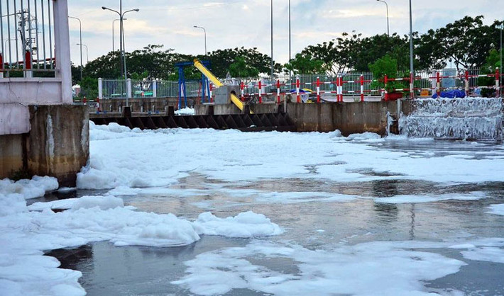 Đến chiều tối cùng ngày, mực nước kênh bắt đầu hạ xuống, bọt trắng sau đó cũng giảm dần.
