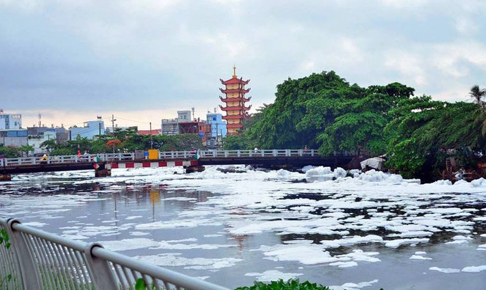 Chiều 15/5, nhiều người đi ngang kênh Tàu Hủ, đoạn khu vực rạch Ruột Ngựa và kênh Lò Gốm (phường 16, quận 8, TP HCM) vô cùng bất ngờ khi nhìn thấy bọt tuyết nổi trắng xoá.