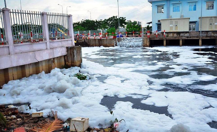 Mỗi khi có gió, lớp bọt này bay đầy như tuyết, bốc mùi hôi thối nồng nặc, nhiều người dân sống ven kênh phải đóng kín cửa vì sợ bọt bay vào nhà.