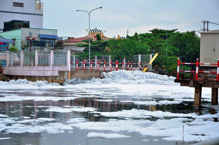 “Tuyết trắng” phủ kín kênh rạch sau cơn mưa đầu mùa ở Sài Gòn.