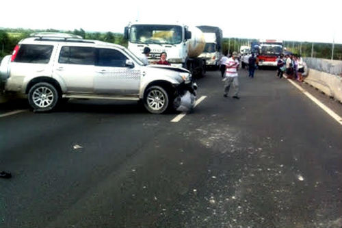 12. Tai nạn liên hoàn trên cao tốc, 13 người bị thương Khoảng 15h chiều 18/6, tại Km 13+300, trên cao tốc Hồ Chí Minh – Long Thành – Dầu Giây, một xe khách 45 chỗ khi đang lên dốc cầu Long Thành thì bị mất phanh, tuột dốc và đâm liên hoàn vào 4 xe phía sau (gồm 1 xe container, 1 xe tải, 1 xe khách 45 chỗ, 1 xe ô tô 7 chỗ). Vụ tai nạn làm 13 người bị thương nặng.