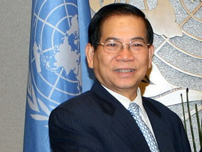 Nguyên Chủ tịch nước Nguyễn Minh Triết (SN 1942, quê quán tỉnh Bình Dương). Trước khi trở thành Chủ tịch nước (năm 2006), ông là Bí thư Thành uỷ TP HCM (từ năm 2000 đến năm 2006).