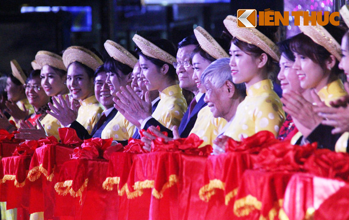Chủ tịch nước Trương Tấn Sang và các vị đại biểu cắt băng khai mạc đường hoa Nguyễn Huệ.