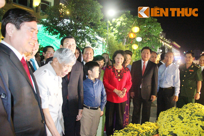 Các vị Lãnh đạo, nguyên Lãnh đạo Đảng và Nhà nước cùng Lãnh đạo TP HCM tham quan đường hoa.