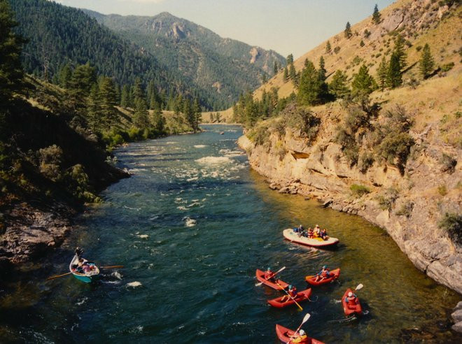 Đi bè trên sông Salmon ở bang Idaho, Mỹ là một trải nghiệm phiêu lưu bởi những vùng hoang dã xung quanh khu vực.