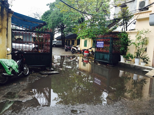 Tuy nhiên, Thanh tra Sở cho rằng việc ký hợp đồng, cho các cá nhân tổ chức thuê đất kinh doanh của Hãng là trái thẩm quyền, vi phạm Luật Đất đai. Bên cạnh đó, VFS còn vi phạm Luật Đất đai khi nợ, chưa nộp vào ngân sách 2,7 tỷ đồng (tính đến thời điểm thanh tra) tiền thuê đất và tiền phạt nộp chậm. "Để xảy ra vi phạm dất đai như trên là trách nhiệm của Công ty TNHH MTV Hãng phim truyện Việt Nam (tên của VFS trước khi cổ phần hóa)", kết luận nêu rõ. Ảnh: ANTT.
