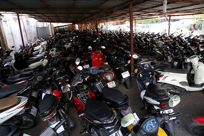 Mặc dù bên ngoài đã được "che đậy" với bức tường bao gồm những hình ảnh quảng cáo rất hoành tráng của dự án nhưng bên trong thực tế lại chưa có dấu hiệu gì cho thấy dự án triển khai mà thay vào đó là bãi đỗ xe. Ảnh: PLO.
