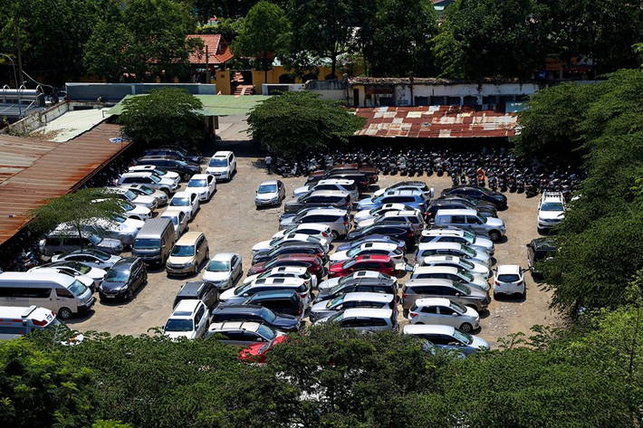 Khu đất vàng này nằm ngay cạnh tòa nhà Diamond Plaza sang trọng bậc nhất trung tâm thành phố, vốn là dự án Lavenue Crown do liên danh giữa Công ty CP Kinh Đô, Công ty TNHH Quản lý Kinh doanh nhà TP HCM và Mayflower Investment góp vốn đầu tư. Ảnh: PLO.