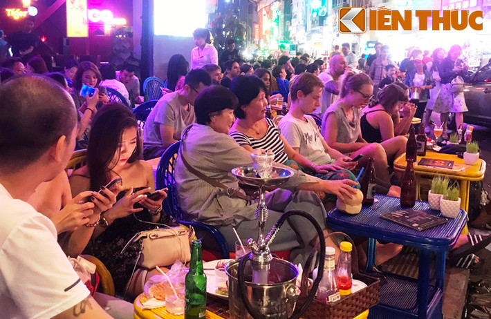 Cả khu phố náo nhiệt trong đêm giao thừa đón năm mới. Hàng quán chen chúc nhau "thức trắng đêm" từ đầu đường đến cuối đường, gồm nào bia, cafe, nhà hàng Á Âu, hàng rong, hải sản...