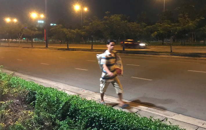 Khi những tia sáng pháo hoa kết thúc trong sự hân hoan của người dân đón Tết Mậu Tuất 2018, đường phố Sài Gòn rạng sáng mùng 1 Tết trở nên vắng vẻ thì cũng là lúc người đàn ông này vác lên vai chiếc bao để đi dọc trên đường Mai Chí Thọ, quận 2 nhặt ve chai.
