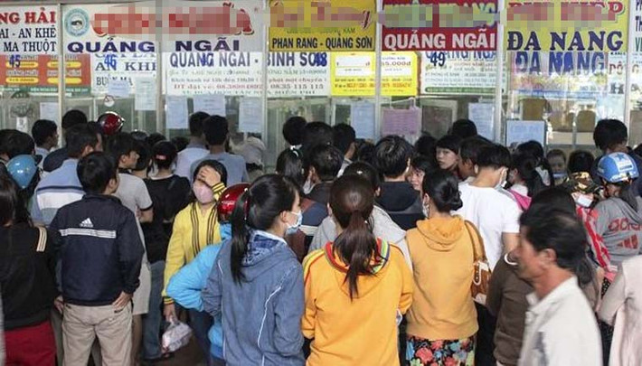 Khi còn cách cả tháng mới đến tết, hàng chục ngàn người mỗi ngày đã có mặt tại các quầy vé của những hãng xe thương hiệu, chất lượng cao ở các bến xe Miền Đông, Miền Tây... để tìm mua vé về quê.