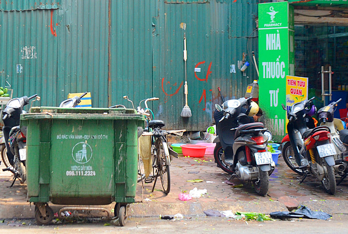 Mặt bên ngoài khu đất khá nhếch nhác với nước rửa và rác thải.