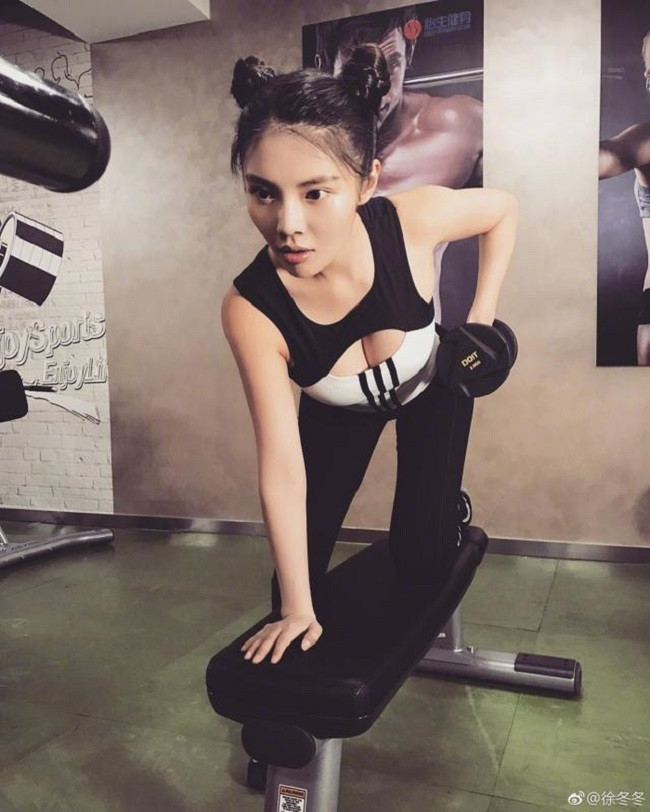 Tiếp theo đó là bài tập chống đẩy.