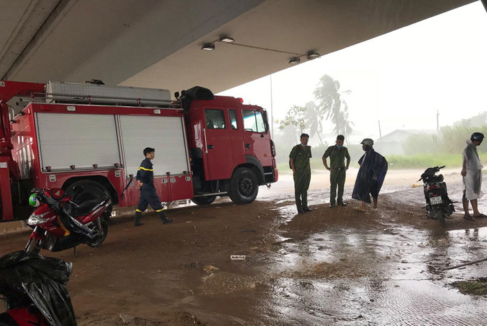 Nhận thông tin, công an phường Thạnh Lộc và công an quận 12 có mặt nhưng không thể đưa đi thể nạn nhân vào bờ do khu vực nước sông đang lên và chảy xiết nên phải nhờ tới lực lượng cứu hộ cứu nạn TP.HCM.
