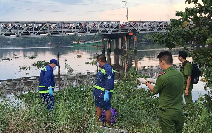 Ghi nhận tại hiện trường, nạn nhân mặc quần jean màu xanh, áo thể thao màu vàng đen, trên người nạn nhân công an tìm thấy một điện thoại di động, một chứng minh nhân dân tên Trần Ngọc Quí (23 tuổi, ngụ tỉnh An Giang).