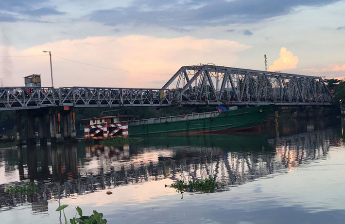 Chiều 21/10, một thi thể nam giới được phát hiện trôi trên sông Sài Gòn, đoạn qua cầu sắt Phú Long, quận 12. Vụ việc khiến nhiều người hiếu kỳ đứng trên cầu theo dõi khiến giao thông qua đây ùn tắc nghiêm trọng.