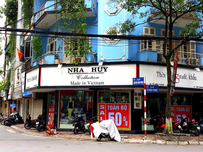Dạo quanh thị trường Hà Nội trong dịp cuối hè đâu đâu cũng thấy các cửa hàng, cửa hiệu trưng biển giảm giá, ít thì từ 15-30%, nhiều là 50%, thậm chí có nơi còn giảm giá sốc tới 70 - 80% cho một số sản phẩm.