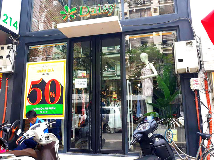 Hãng thời trang Daisy cũng thực hiện chiến dịch sale 50% toàn bộ sản phẩm.