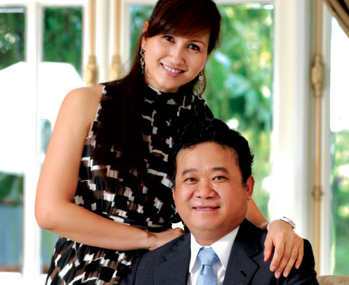 3. Bà Nguyễn Thị Kim Thanh - vợ đại gia Đặng Thành Tâm Bà Nguyễn Thị Kim Thanh là một người phụ nữ cơ vẻ đẹp hồn hậu, mặn mà, luôn sát vai với đại gia Đặng Thành Tâm cả khi vinh lẫn khi nhục. Năm 2007, khi công ty của ông Tâm và bà Hoàng Yến, chị ông gặp khó khăn, thiếu vốn vì khủng hoảng tài chính, bà Kim Thanh đã đi vay tiền chị gái để giúp chồng. Ảnh: Internet.