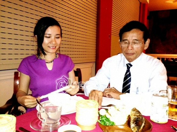 Chia sẻ trên Trí thức trẻ về cuộc sống hiện tại, lão đại gia Lê Ân tâm sự, ông không mơ ước gì nhiều, chỉ muốn kinh doanh có lãi lớn để có điều kiện cùng người vợ thứ 6 làm từ thiện nhiều hơn trong những năm cuối đời. Ảnh: Ngôi sao.