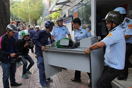 ... và cả bàn ghế
