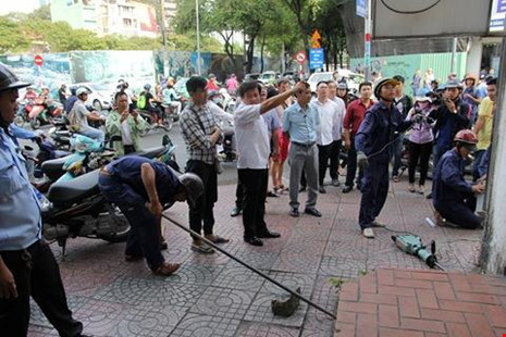 Ông Đoàn Ngọc Hải đang chi đạo phá dỡ phần lấn chiếm vỉa hè tại ngã tư Lê Thánh Tôn - Nguyễn Trung Trực
