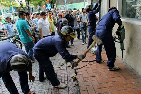 Nhiều người dân đến xem và bày tỏ sự ủng hộ việc làm của UBND quận 1