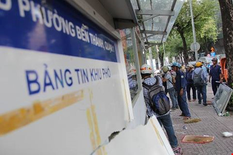 Bảng thông tin khu phố 6 đang bị tháo dỡ