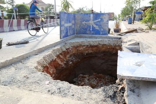 5. "Hố tử thần" xuất hiện ở Bình Dương Trưa 6/3/2015, đường ĐT 743 đoạn trước cổng Công ty New Prokin Việt Nam, khu phố Bình Quới, phường Bình Chuẩn (thị xã Thuận An, Bình Dương) đột ngột bị sụt lún tạo hố sâu. Miệng hố rộng gần 6 mét vuông, sâu khoảng 4m, đủ sức "nuốt" trọn một ô tô, hố có xu hướng mở rộng thêm. Người dân đã điện báo cho lực lượng dân quân và công an phường đến che chắn, khắc phục.