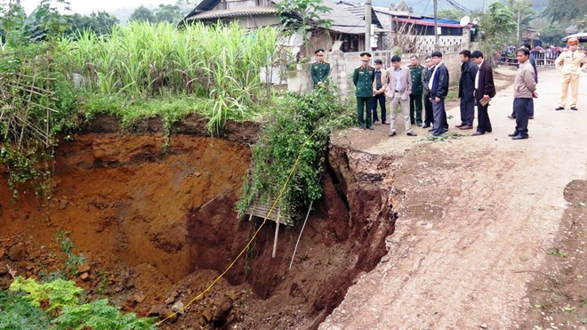 1. Hố tử thần xuất hiện sau tiếng động lớn Khoảng 18h20 tối 2/1/2016, chị Thạch Thị Thanh Tuyền (tại tổ 10, thị trấn Bằng Lũng, huyện Chợ Đồn tỉnh Bắc Kạn) đang nấu cơm, bỗng nghe tiếng ầm ầm rồi đất đá bắn lên rơi vào mái nhà. Chị cùng chồng ra xem thì thấy xuất hiện hố sâu lớn, sâu khoảng 15m, rộng 7m, đất đá cứ thế sụt xuống. Sự việc khiến hàng trăm người hiếu kỳ trên địa bàn kéo đến xem. Do hố sụt lún nằm sát tỉnh lộ 254 nên đã gây tắc đường cục bộ từ thị trấn Bằng Lũng đi huyện Ba Bể và ngược lại.