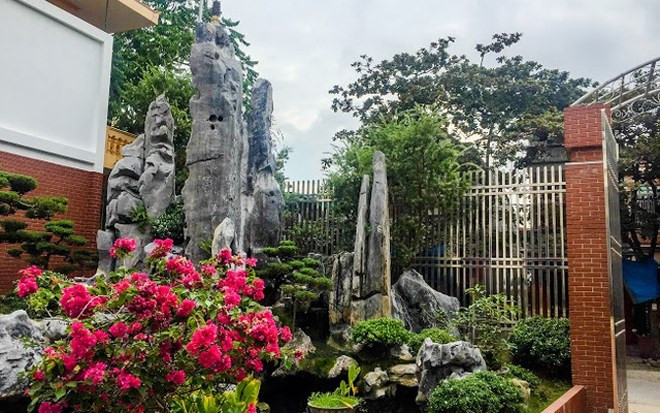 Hiện nay, tòa lâu đài vẫn đang tiếp tục hoàn thiện nội và ngoại thất.