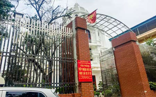 Tòa lâu đài vừa là khu nhà ở vừa là nơi tiếp nhận hồ sơ học lái xe.