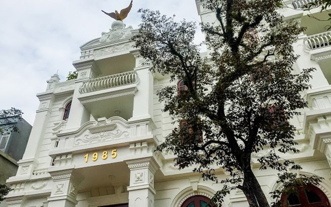 Hình ảnh chim đại bàng tung cánh cũng xuất hiện trên cả mái nhà.