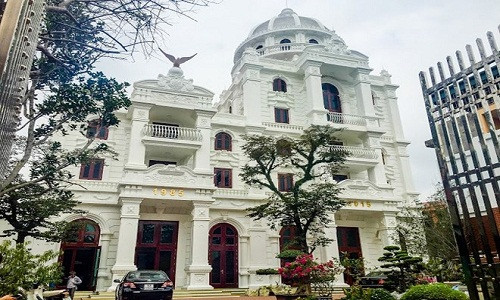 Biệt thự màu trắng tinh này nằm ngay trung tâm thị xã Phú Thọ.