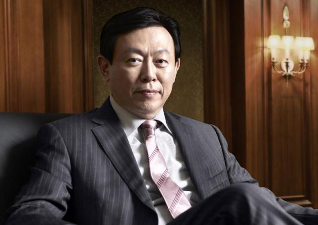 Ông trùm Hàn Quốc Shin Dong-bin bị nghi ngờ đã chỉ đạo thực hiện nhiều thương vụ ngầm giữa các công ty con trong tập đoàn Lotte, đặc biệt là việc tham gia lập các quỹ đen có quy mô tới 30 tỷ won suốt thập kỷ qua.