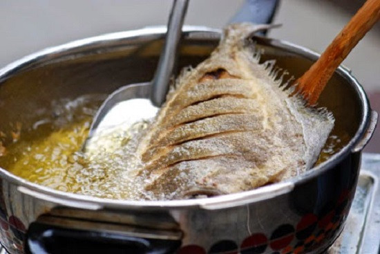 Để bếp không đủ nóng là lý do khiến bạn khó lật cá khi rán. Các protein trong cá tiếp xúc với kim loại nóng tạo thành một liên kết hóa học khó phá vỡ.