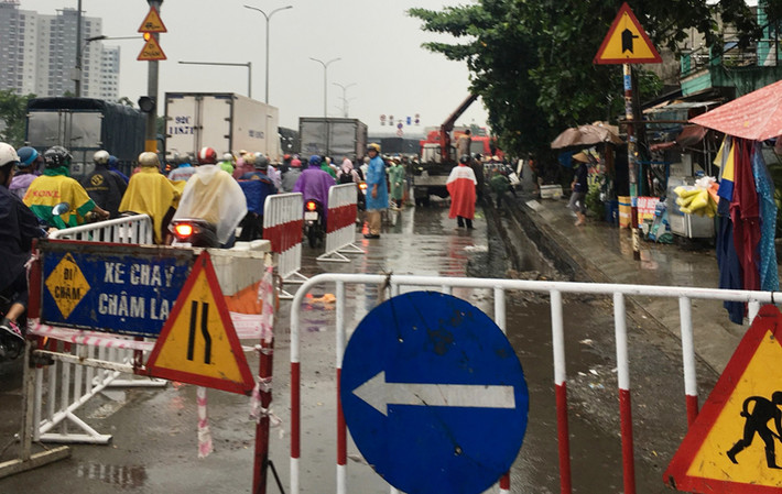 Đến 18h30 chiều nay, Công an quận Bình Tân, TP HCM vẫn đang phối hợp với các đơn vị nghiệp vụ liên quan phong tỏa một phần QL1A, đoạn qua phường Bình Trị Đông A, quận Bình Tân để khám nghiệm, xử lý hậu quả vụ biển quảng cáo đè chết người.