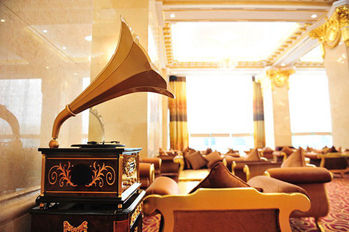 Grand Plaza hiện có 618 phòng, trong đó 60 phòng ở tầng 27 và 28, cùng hội trường ở tầng 29 đều được dát vàng. Ảnh: viettimejsc.com.