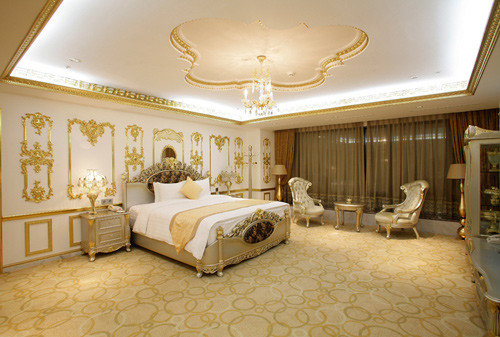 Nhìn chung, phần lớn những mẫu hoa văn họa tiết trang trí trong nhà được dát vàng này đều do những người thợ từ Hàn Quốc thiết kế. Ảnh: viettimejsc.com.